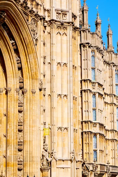 Em Londres antiga estrutura do parlamento histórico e céu — Fotografia de Stock