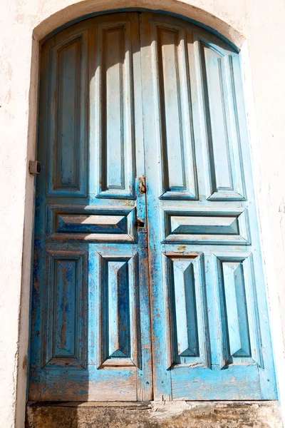 Porta velha em marroquino áfrica ancien e parede ornamentado azul — Fotografia de Stock