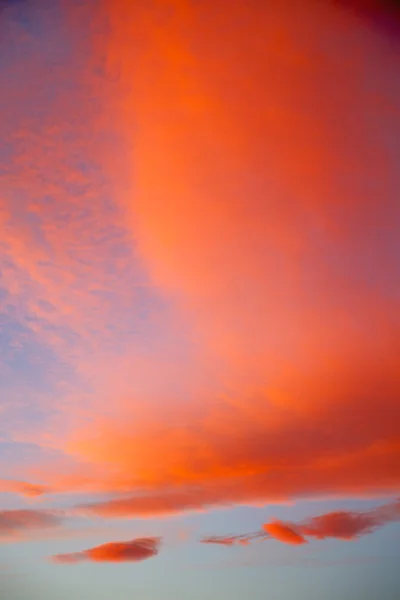 Восход солнца на цветном и абстрактном фоне — стоковое фото