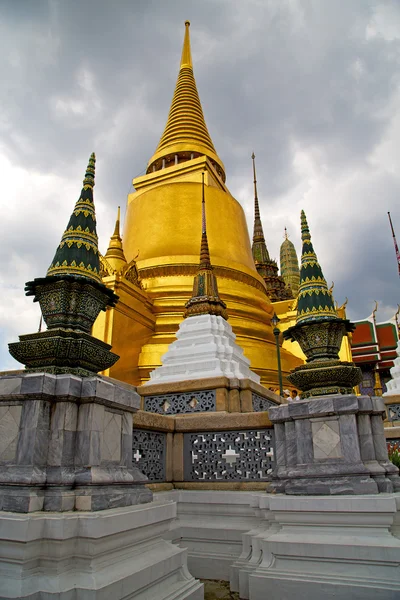Tailândia em cores telhado wat palácios céu — Fotografia de Stock