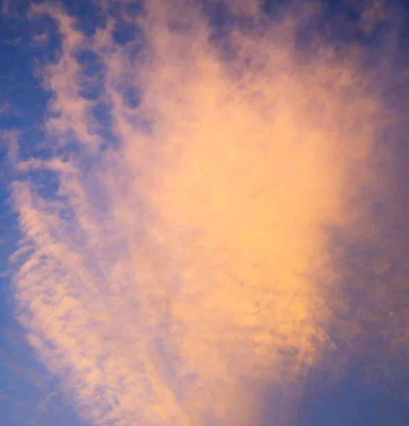 Gündoğumu renkli gökyüzü beyaz yumuşak bulutlar ve soyut backgr — Stok fotoğraf