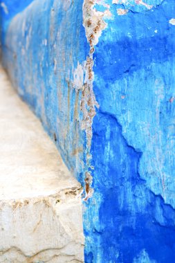 doku duvar içinde mavi ve adım