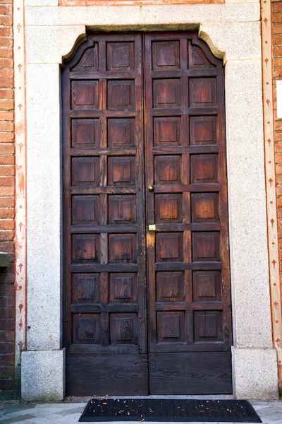 Italië-Lombardije in de milano oude deur gesloten bakstenen — Stockfoto