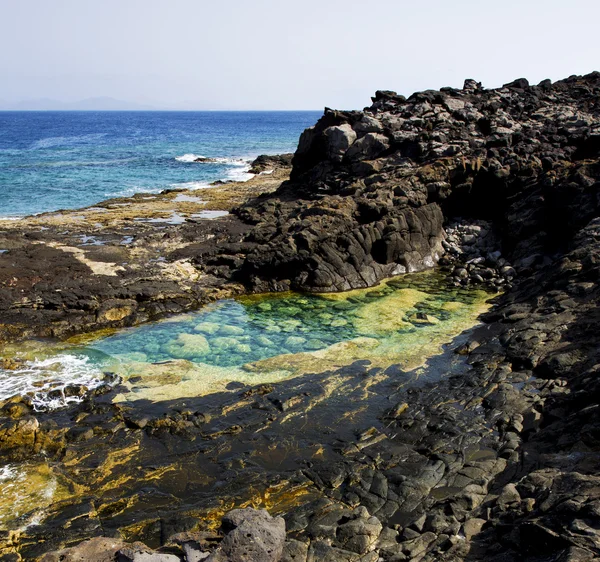 Litoral em lanzarote lagoa espanha pedra pedra almíscar e verão — Fotografia de Stock