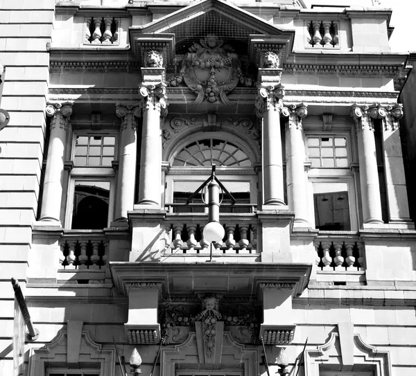 Vieux windon en Angleterre Londres brique et verre le mur — Photo