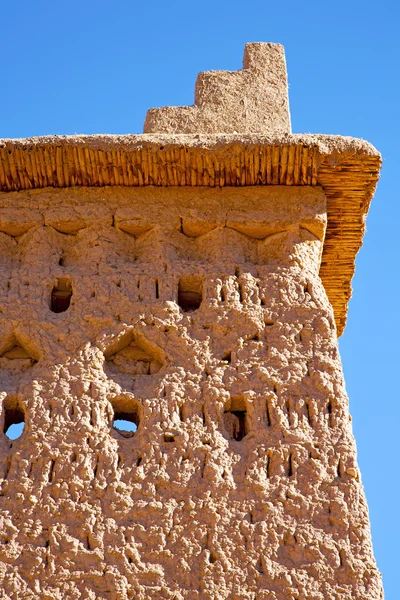 아프리카 모로코에서 갈색 오래 된 타워 근처 — 스톡 사진