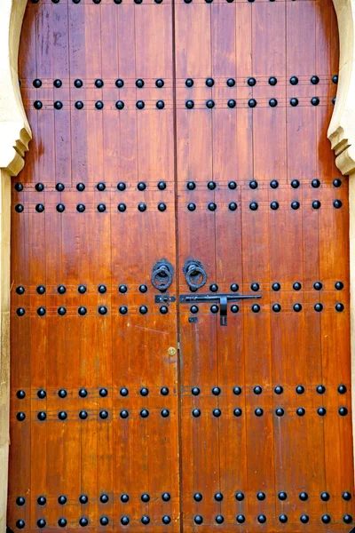 Gris métal rouillé marocain en façade maison et cadenas sûr — Photo