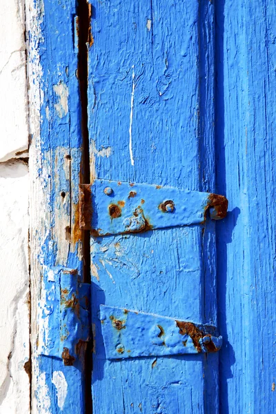 Pintura de metal oxidado despojado en la puerta y golpeador de morocco — Foto de Stock