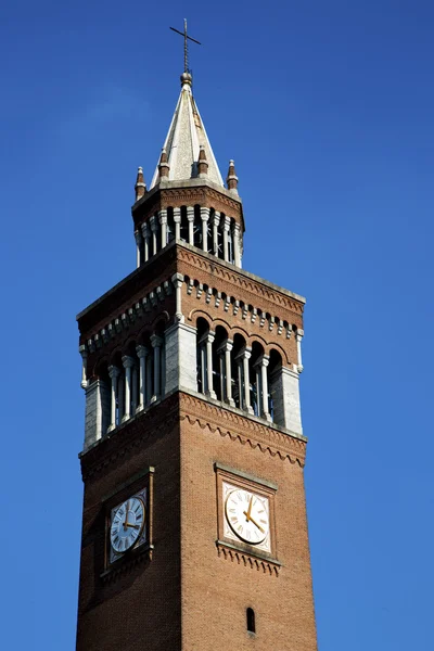 Castellanza velho e torre da igreja sino dia ensolarado — Fotografia de Stock