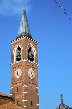 Varano İtalya için duvar ve kilise kule çan güneşli gün 