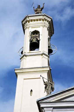 Kilise kulesine çan güneşli gün Legnano eski soyut 