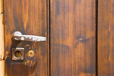 Jerago soyut paslı pirinç tokmağı içinde bir   