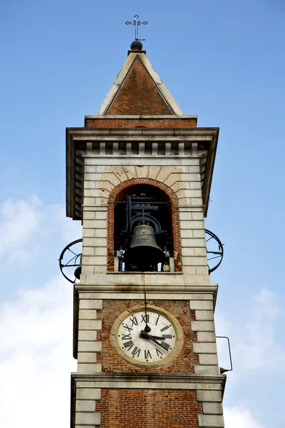 Somma lombardo ll a kostela věž bell slunečný den — Stock fotografie