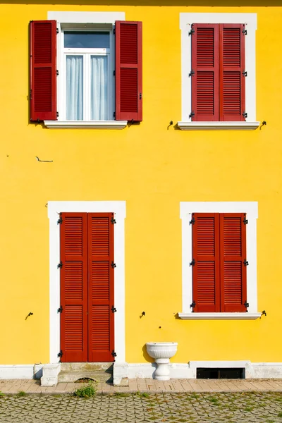 Finestra rossa varano borghi giornata di sole legno nel cemento b — Foto Stock