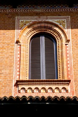 milano eski penceresindeki turuncu tuğla abstra kapalı