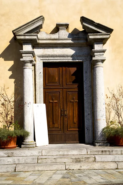 Italy  lombardy     in  the comabbio  old   church brick  step — Stock Photo, Image