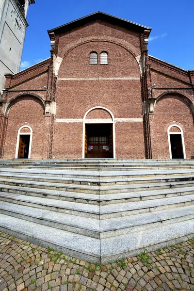 古い教会の塔歩道イタリア社のカルダーノ ・ アル ・ カンポ — ストック写真