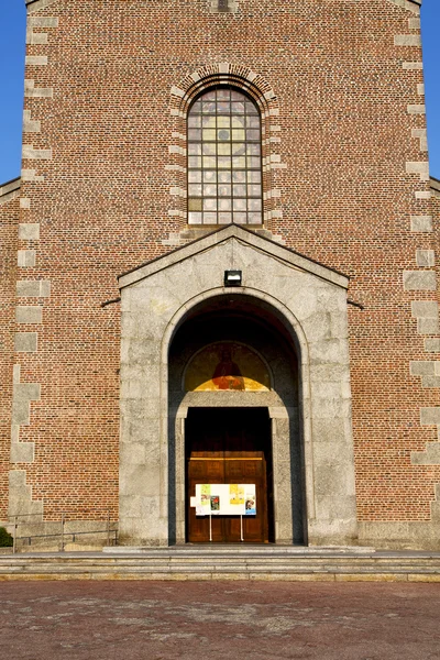 Iglesia en la antigua torre de ladrillo cerrada turbigo acera lom —  Fotos de Stock