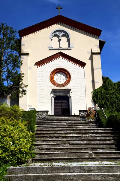 Lombardy в старой церкви Crugnola закрыл башню Брик — стоковое фото