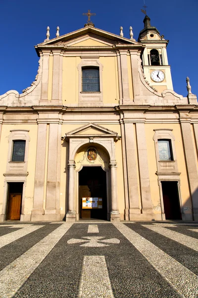 En la antigua iglesia castano primo cerrada acera torre de ladrillo — Foto de Stock