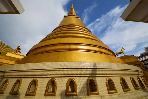 タイ バンコク抽象的なクロス寺院屋根風に l ゴールド — ストック写真