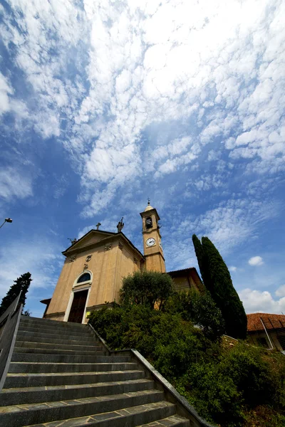 Lombardía en la vieja iglesia jerago cerrada torre de ladrillo sid —  Fotos de Stock