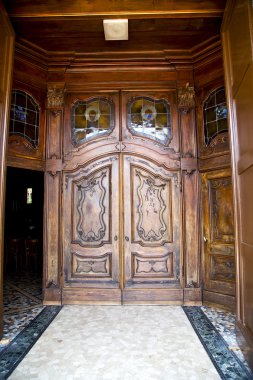 Avrupa İtalya Lombardiya milano eski kilise kapısına c