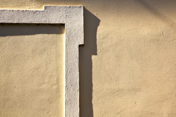 Milan en italia antigua iglesia de hormigón pared de ladrillo abstracto — Foto de Stock