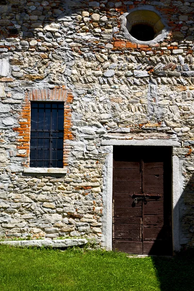 Bruine deur Europa in de milano oude venster gesloten bric — Stockfoto