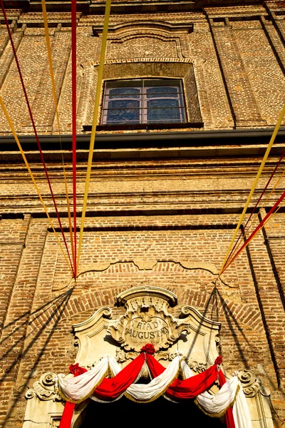 Rosetón italia lombardía en la antigua iglesia de samarate — Foto de Stock