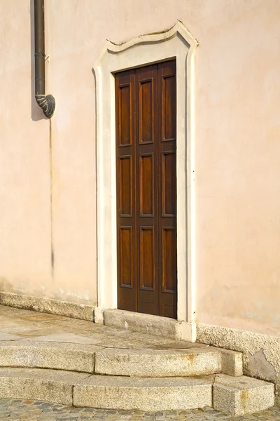 Porta in italia colonna lombarda il tubo dell'acqua in rame — Foto Stock