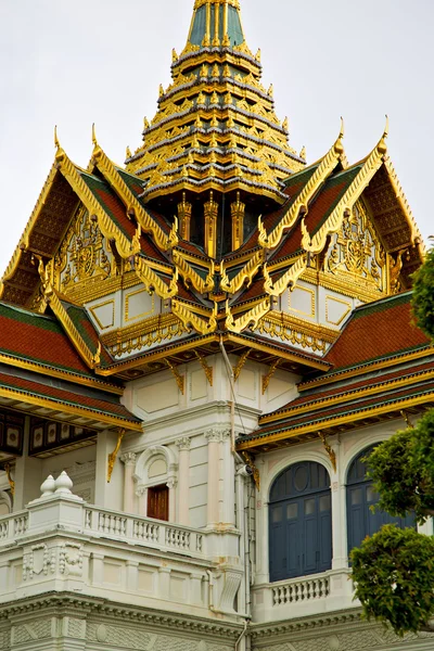 Tailândia em bangkok chuva árvore cores religião — Fotografia de Stock