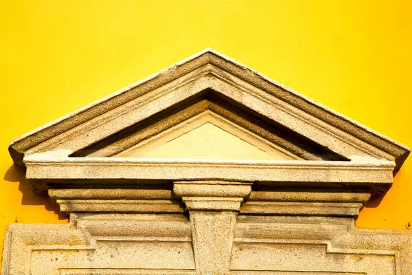 Muro milano in italia vecchia chiesa muro di cemento triangolo giallo — Foto Stock