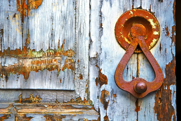 Дверь в дом Мбаппе в Лионе — стоковое фото