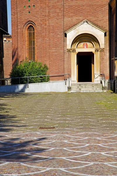 Dveře v Itálii Lombardie sloupec milano trávy — Stock fotografie