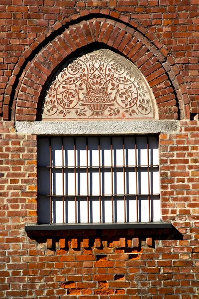 Rose window Lombardije in de oude toren van castellanza — Stockfoto