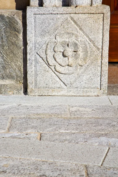 Parede milão em itália velha flor da igreja — Fotografia de Stock