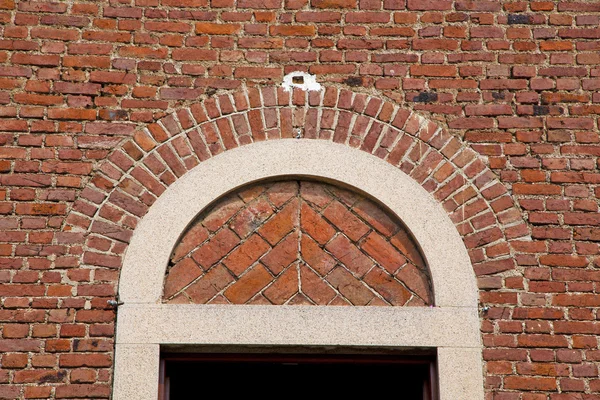 Church door   in italy  lombardy   column  the milano old — Stock Photo, Image