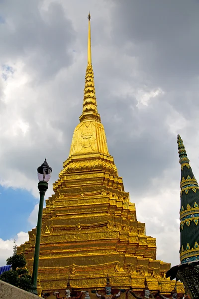 Thailand in Bangkok regen Tempel Straßenlaterne — Stockfoto