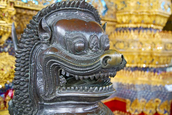 Demon in de tempel bangkok Azië brons — Stockfoto