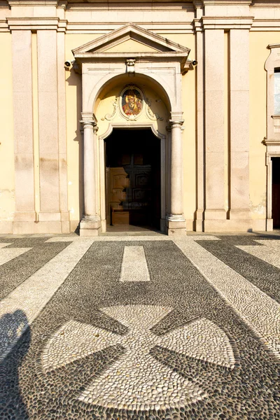 Lombardy    in  the castano primo     closed brick tower sidewa — Stock Photo, Image