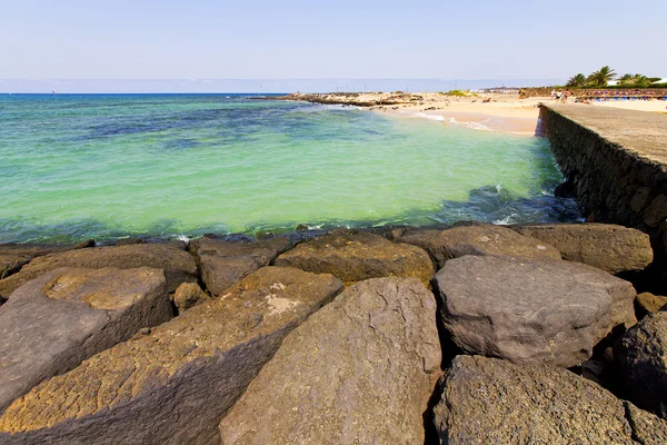 Witte kust Spanje stenen water en in de zomer — Stockfoto