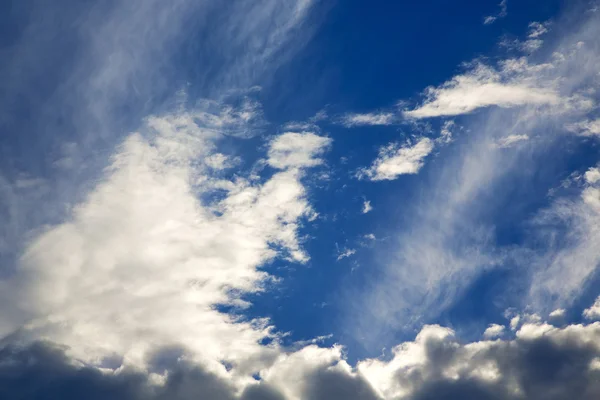 부 롬바르디아 ckoudy 하늘과 태양 광선에 — 스톡 사진