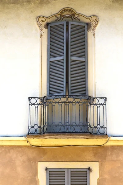 Marrom europa itália no milano velho janela fechada — Fotografia de Stock