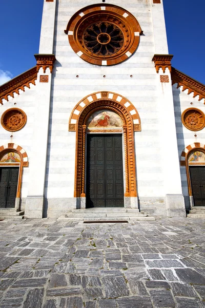 Kerk in de Mercallo gesloten bakstenen trottoir Italië Lomb — Stockfoto