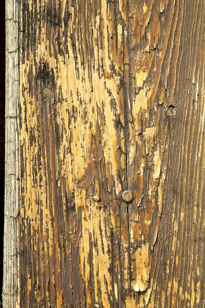 In a il mozzate arrugginito ottone marrone r curch chiuso legno italia — Foto Stock