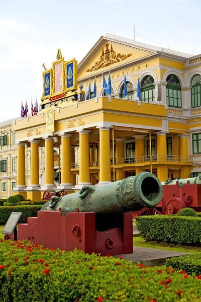 Cannon bangkok in   architecture  garden steet — Stock Photo, Image