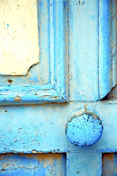 Pintura de metal oxidado despojado en el y golpeador de morocco — Foto de Stock