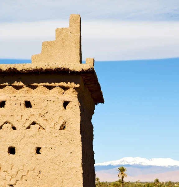 Construção velha marrom na áfrica morocco e nuvens perto do — Fotografia de Stock