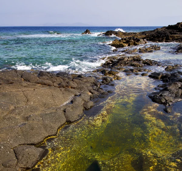 Wybrzeże zmydlać w lanzarote Hiszpania skały kamień niebo chmury i — Zdjęcie stockowe